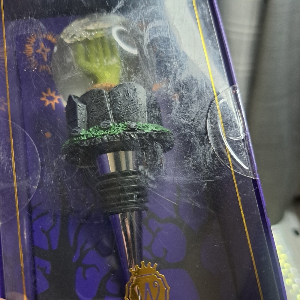Halloween Wine Bottle Stopper with Green Zombie Hand - Picture 2 of 4